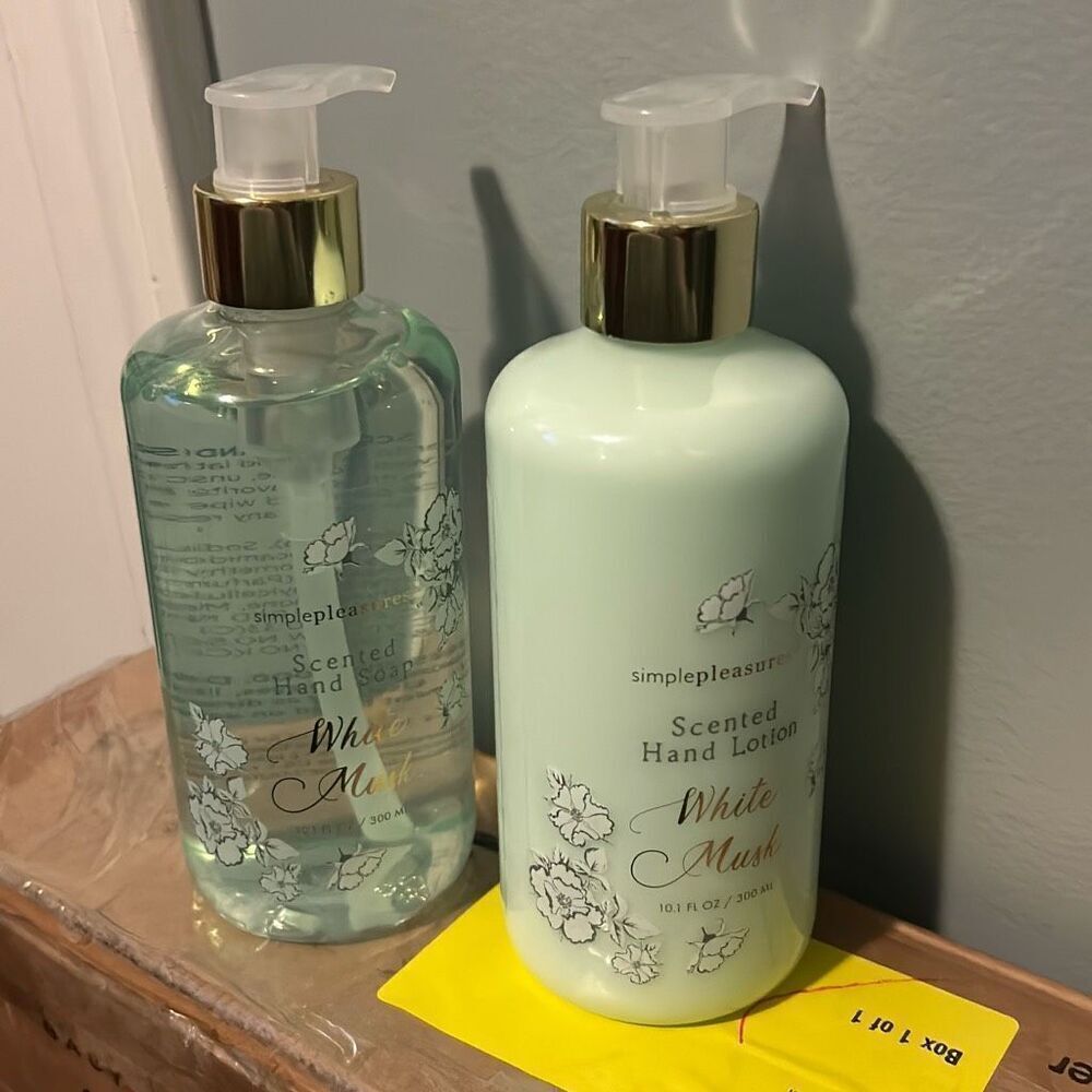 Simple‎ Pleasures White Musk 2pc Gift Set 10.1 FL OZ Hand Soap & Lotion.